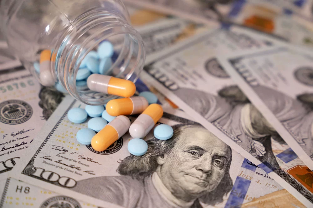 How Pharmacy Cost Comparison Tools Online Help You Save on Medications